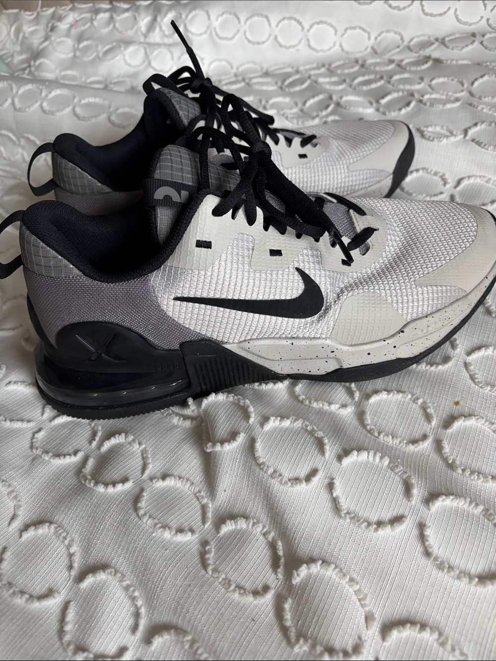 Nike Men’s White & Black Mesh Training Sneakers